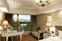 Elegant Lake-view Queen Room