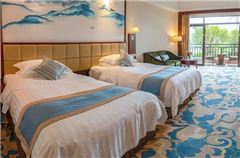 Elegant Garden-view Twin Room