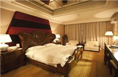 Theme king-size bed room