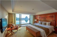 Deluxe Center Lake-view Suite