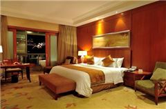 Deluxe Center Lake-view Suite