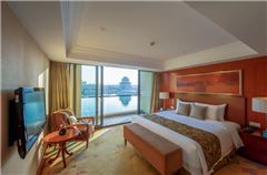 Deluxe Center Lake-view Suite