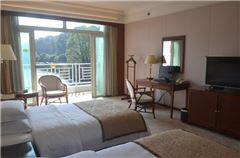 Lake-view Twin Room