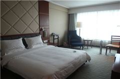 Business Lake-view Queen Room