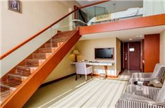 Multi-level Queen Room