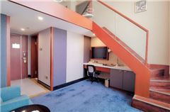 Multi-level Queen Room