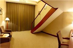 Multi-level Queen Room
