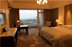 Panoramic Queen Room