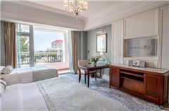 Garden-view Family Room