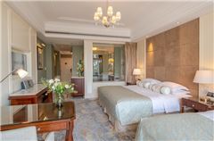 Garden-view Family Room