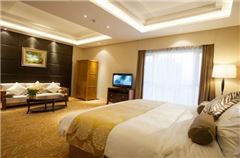 Feature Queen Room 