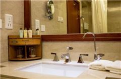 Business Queen Room
