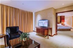 Deluxe Queen Suite
