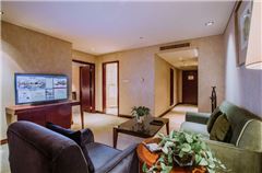 Deluxe Queen Suite