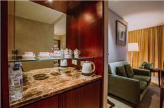 Deluxe Queen Suite