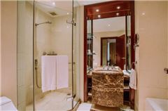 Deluxe Queen Suite