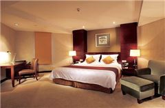 Deluxe Queen Suite