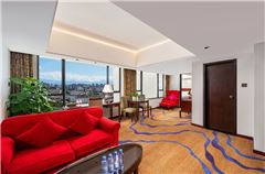 Deluxe Queen Suite