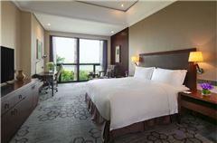 Deluxe River-view Queen Room