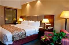 Classic Executive Lake-view Queen Room