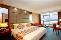 Classic Executive Lake-view Queen Room