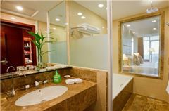 Classic Executive Lake-view Queen Room