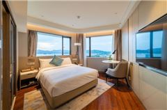 Exquisite Lake-view Room