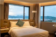 Exquisite Lake-view Room