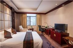 Mountain-view Queen Room
