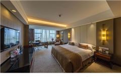 Crowne Plaza Deluxe Queen Room