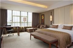 Crowne Plaza  Deluxe Queen Room