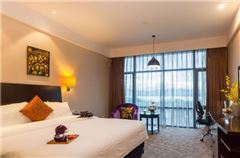 Deluxe Lake-view Queen Room