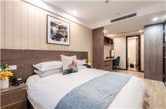 Business Queen Room