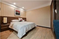Business Queen Room
