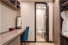Business Queen Room