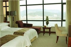 Deluxe Lake-view Twin Room