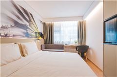 Light Enjoy Queen Room