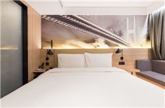 Light Enjoy Queen Room