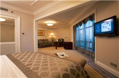 Business Queen Room