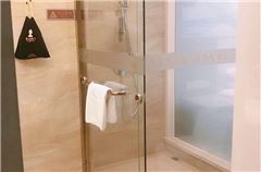 Business Queen Room