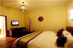 Garden Queen Room
