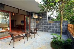 Mountain-view Queen Room