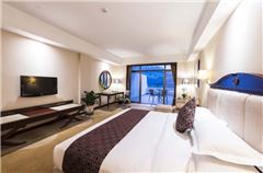 Panoramic Queen Room