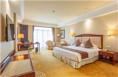 Executive Lake-view Queen Room