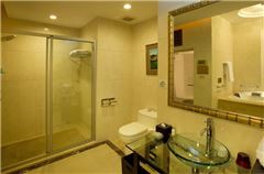 Executive Lake-view Queen Room