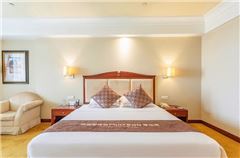 Executive Lake-view Queen Room