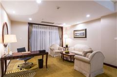Executive Garden-view Queen Room