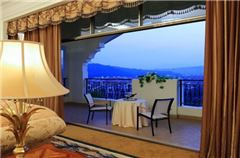 Deluxe Panoramic Suite