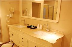 Deluxe Panoramic Suite