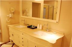 Executive Garden-view Balcony Twin Room